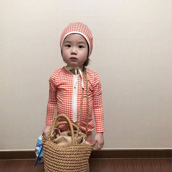 Ruuduline lukuga ja pikkade varrukatega ujumistrikoo