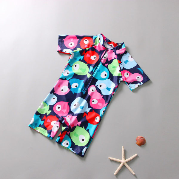 Lukuga ja värvilise aplikatsiooniga laste ujumistrikoo