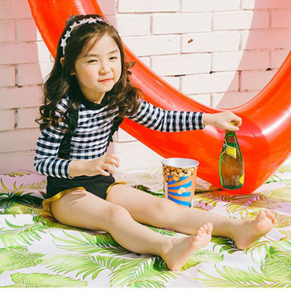 Laste kaasaegne kaheosaline ujumistrikoo