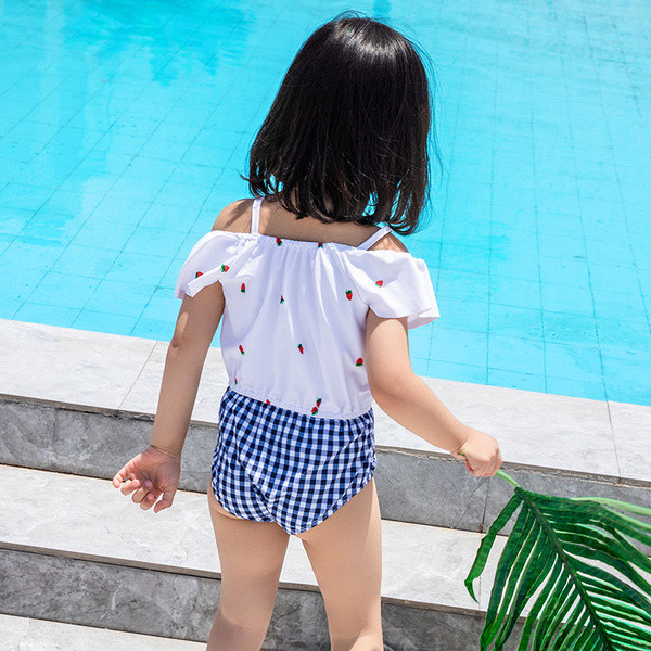 Moodne ruuduline ujumistrikoo lühikeste varrukate ja rihmadega