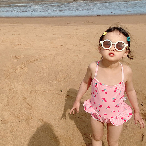 Terve laste ujumistrikoo kirsside ja peenikeste ristrihmadega