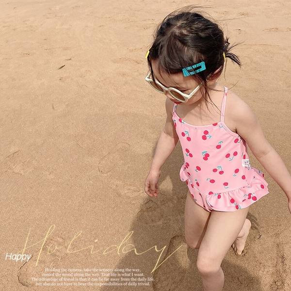 Terve laste ujumistrikoo kirsside ja peenikeste ristrihmadega