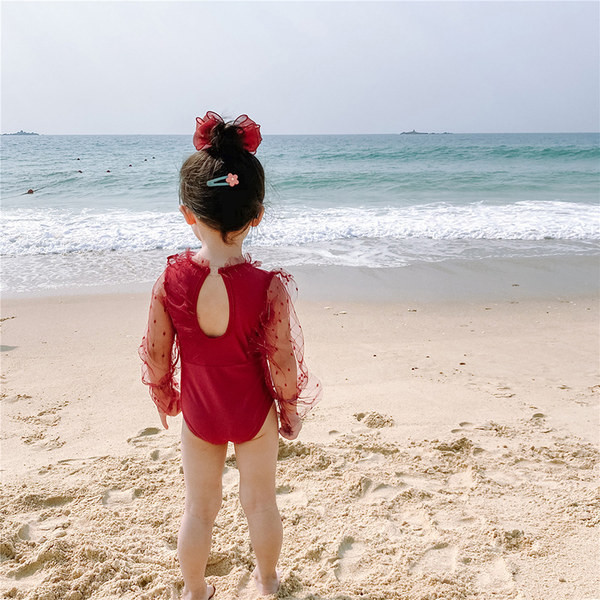 Cijeli kupaći kostim s gumbima i tilom za djevojčice