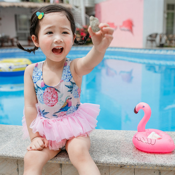 Moderan kupaći kostim sa širokim naramenicama i tilom za djevojčice