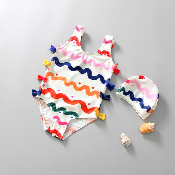 Valge värvilise kaunistusega laste ujumistrikoo