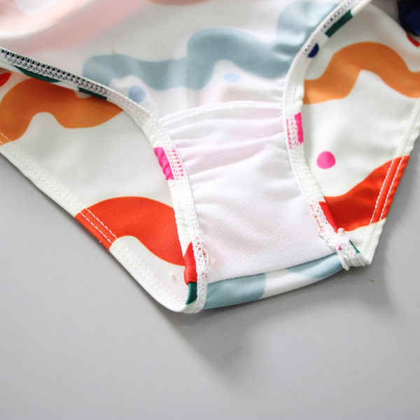 Valge värvilise kaunistusega laste ujumistrikoo