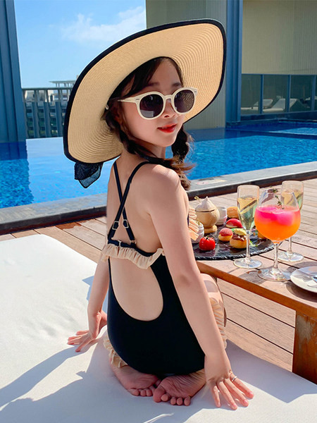 Puni dječji kupaći kostim s kovrčama i golim leđima - crne boje