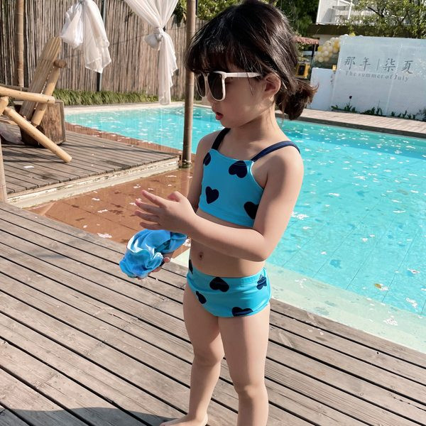 Kaheosaline südametega laste ujumistrikoo