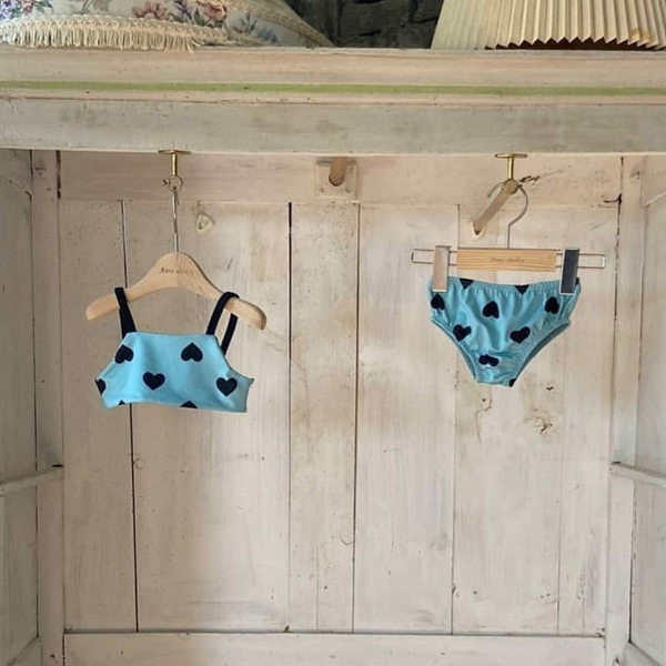 Kaheosaline südametega laste ujumistrikoo