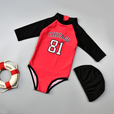 Laste ujumistrikoo kolmes värvitoonis kirjadega