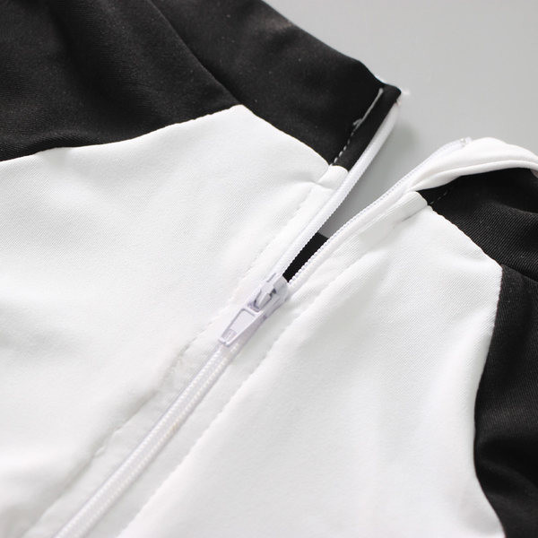 Laste ujumistrikoo kolmes värvitoonis kirjadega