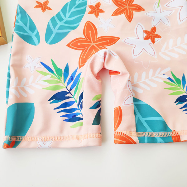 Uus mudel päikesekaitsega ujumistrikoo lukuga ja pikkade varrukatega