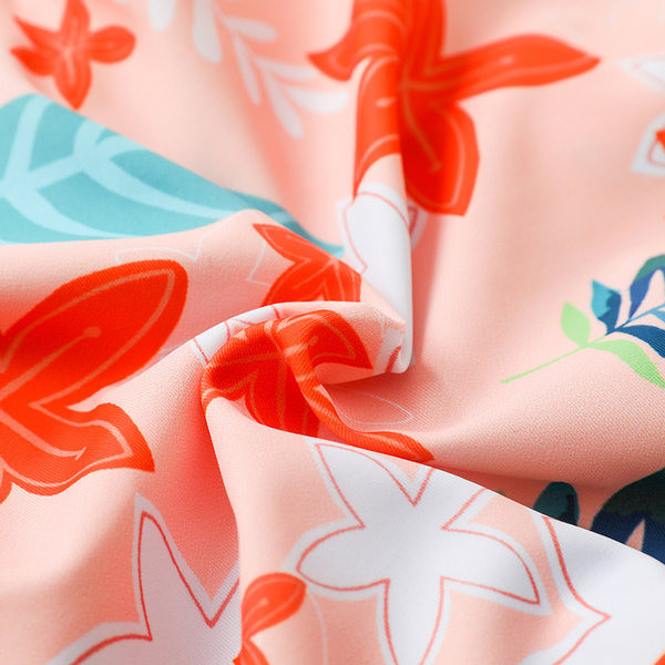 Uus mudel päikesekaitsega ujumistrikoo lukuga ja pikkade varrukatega