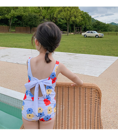 Terve laste lilleline ujumistrikoo seljas paelaga