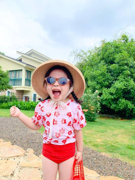 Dječji kupaći kostim za djevojčice sa cvjetnim uzorkom u crnoj i crvenoj boji