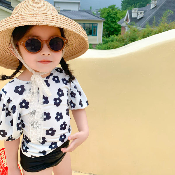 Dječji kupaći kostim za djevojčice sa cvjetnim uzorkom u crnoj i crvenoj boji