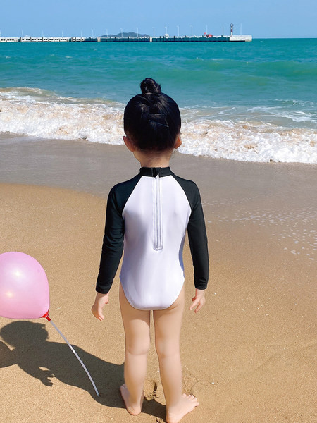 Laste täisujumistrikoo pikkade varrukatega ja trükiga