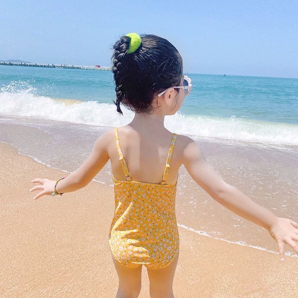 Peenikeste rihmadega ja lillemotiividega laste ujumistrikoo