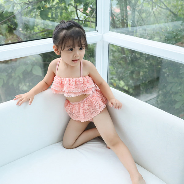 Dječji kupaći kostim iz dva dijela s čipkom i tankim naramenicama