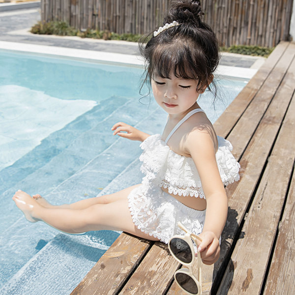 Dječji kupaći kostim iz dva dijela s čipkom i tankim naramenicama