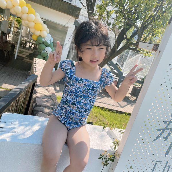 Lühikeste varrukate ja lillemustriga laste ujumistrikoo tüdrukutele