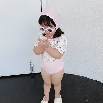 Παιδικό ολόσωμο μαγιό με μανίκια και φλοράλ μοτίβα