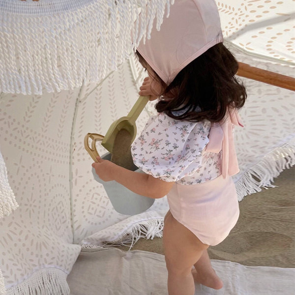 Παιδικό ολόσωμο μαγιό με μανίκια και φλοράλ μοτίβα