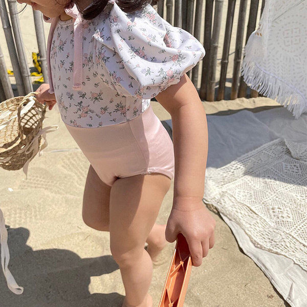 Παιδικό ολόσωμο μαγιό με μανίκια και φλοράλ μοτίβα