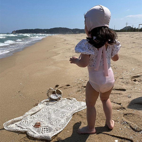 Παιδικό ολόσωμο μαγιό με μανίκια και φλοράλ μοτίβα