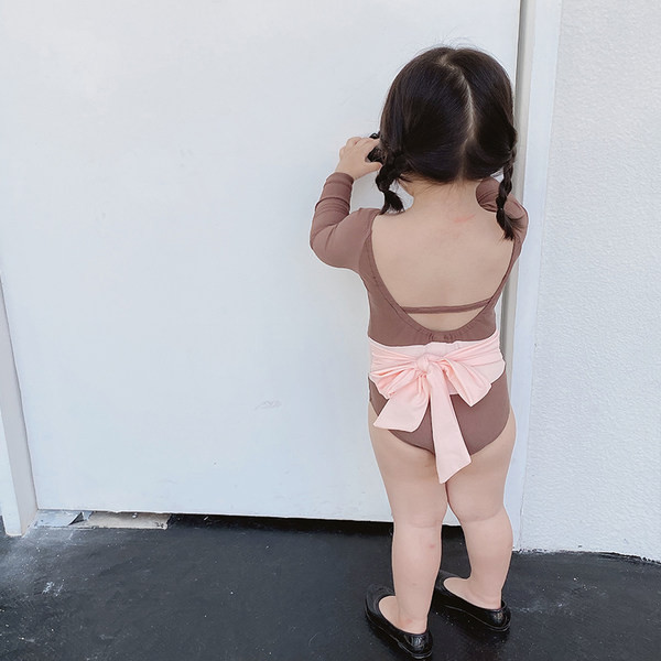 Παιδικό ολόσωμο μαγιό με μακριά μανίκια - καφέ χρώμα