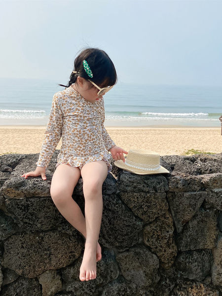 Bērnu peldkostīms ar garām piedurknēm un lokām