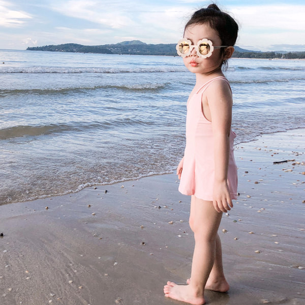 Dječji kupaći kostim s križnim naramenicama - roza boja