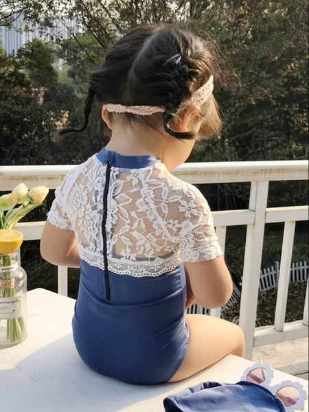 Moderan kupaći kostim za djevojčice s čipkom