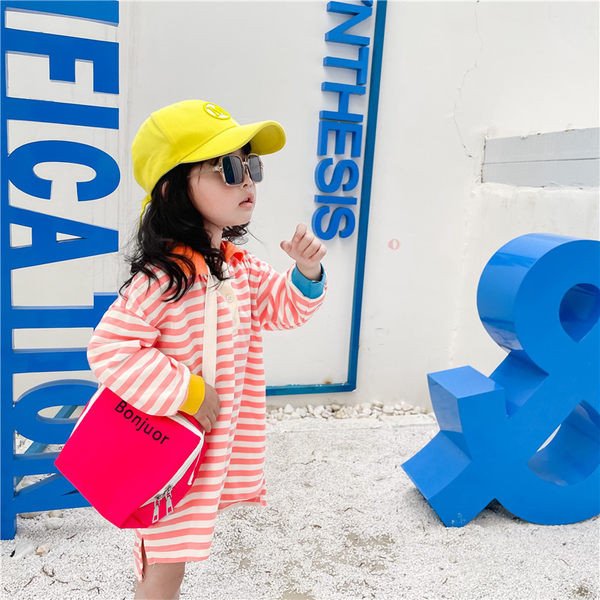 Moderni široki model dječje torbe s natpisom