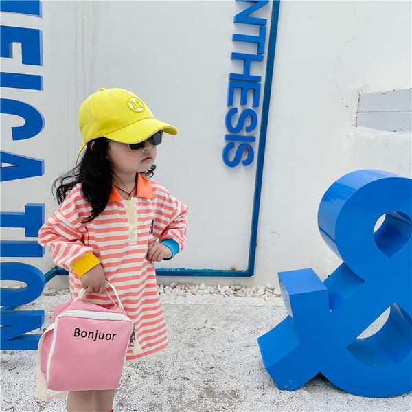 Moderni široki model dječje torbe s natpisom