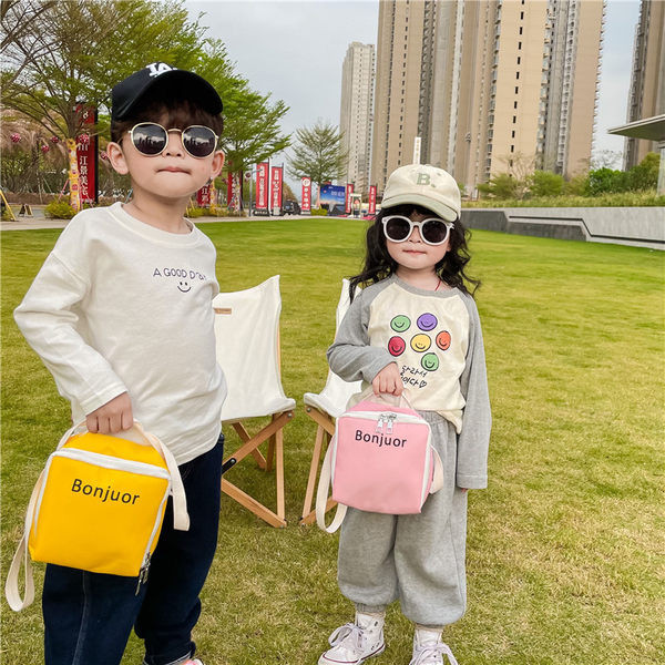 Moderni široki model dječje torbe s natpisom