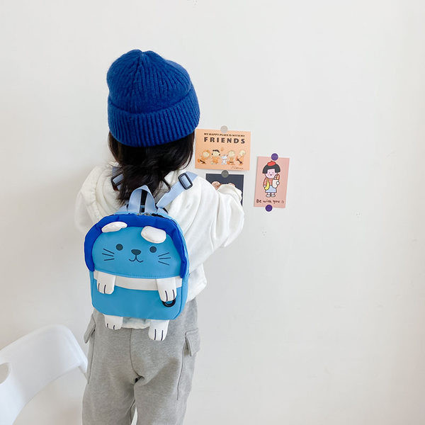 Dnevni dječji ruksak s patentnim zatvaračem i 3D elementima