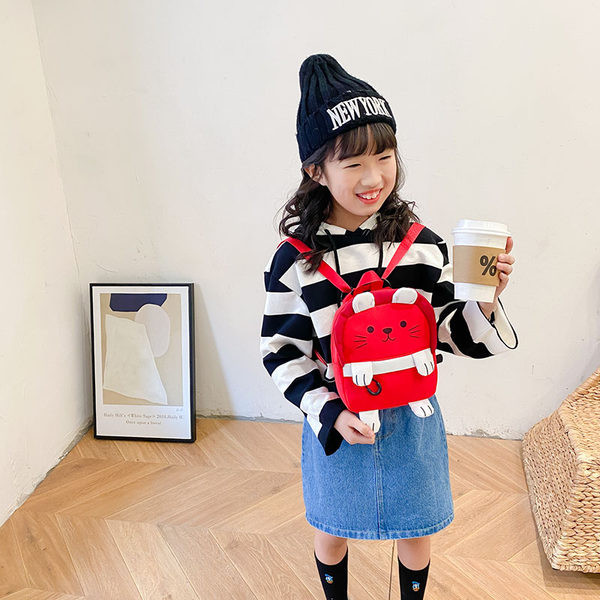 Dnevni dječji ruksak s patentnim zatvaračem i 3D elementima