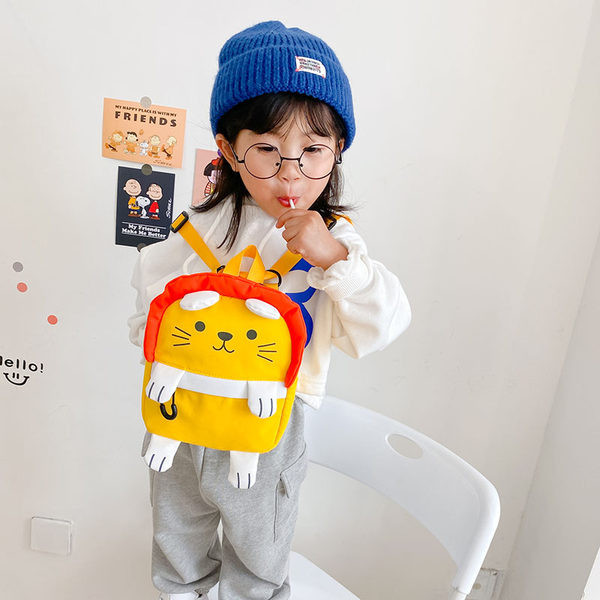 Dnevni dječji ruksak s patentnim zatvaračem i 3D elementima