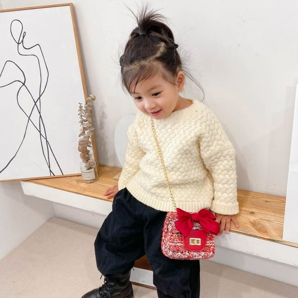 Elegantna dječja torba s dugom metalnom ručkom i vrpcom