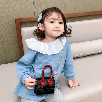 Стилна детска чанта с метална дълга дръжка изчистен модел