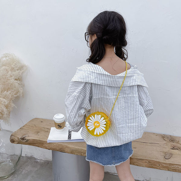 Κομψή παιδική στρογγυλή τσάντα με μακριά λαβή