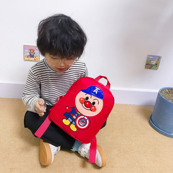 Moderan dječji ruksak s aplikacijom i patentnim zatvaračem za dječake