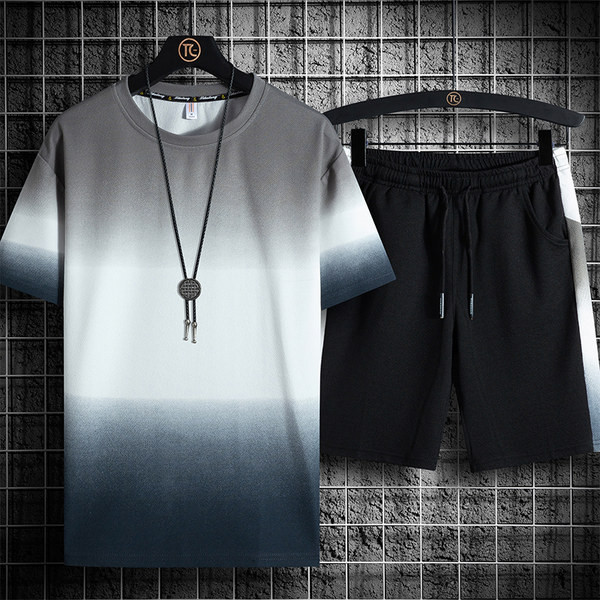 Jauna modeļa vīriešu komanda no divu daļu T-krekla un šortiem