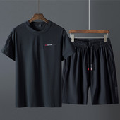 Meeste spordimeeskond kahes osas - T-särk ja lühikesed püksid