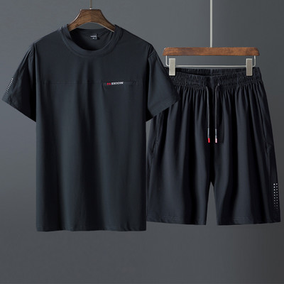 Meeste spordimeeskond kahes osas - T-särk ja lühikesed püksid