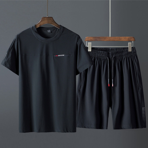 Meeste spordimeeskond kahes osas - T-särk ja lühikesed püksid