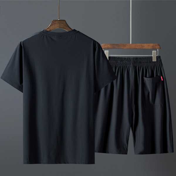 Meeste spordimeeskond kahes osas - T-särk ja lühikesed püksid