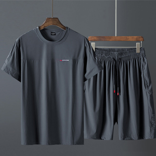 Meeste spordimeeskond kahes osas - T-särk ja lühikesed püksid