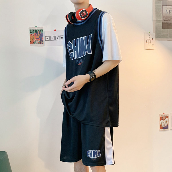 Meeste spordimeeskonna lai mudel kirjaga